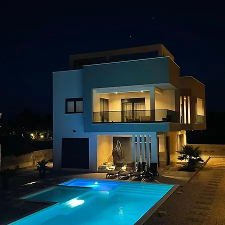 Golden Star Villa *